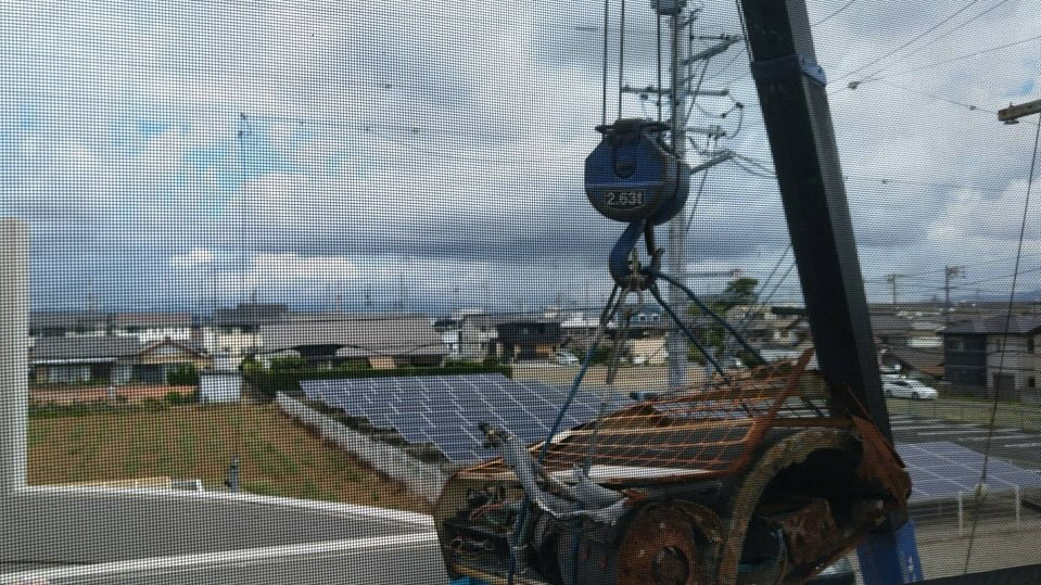 今日は屋上から古い室外機の撤去をしました！