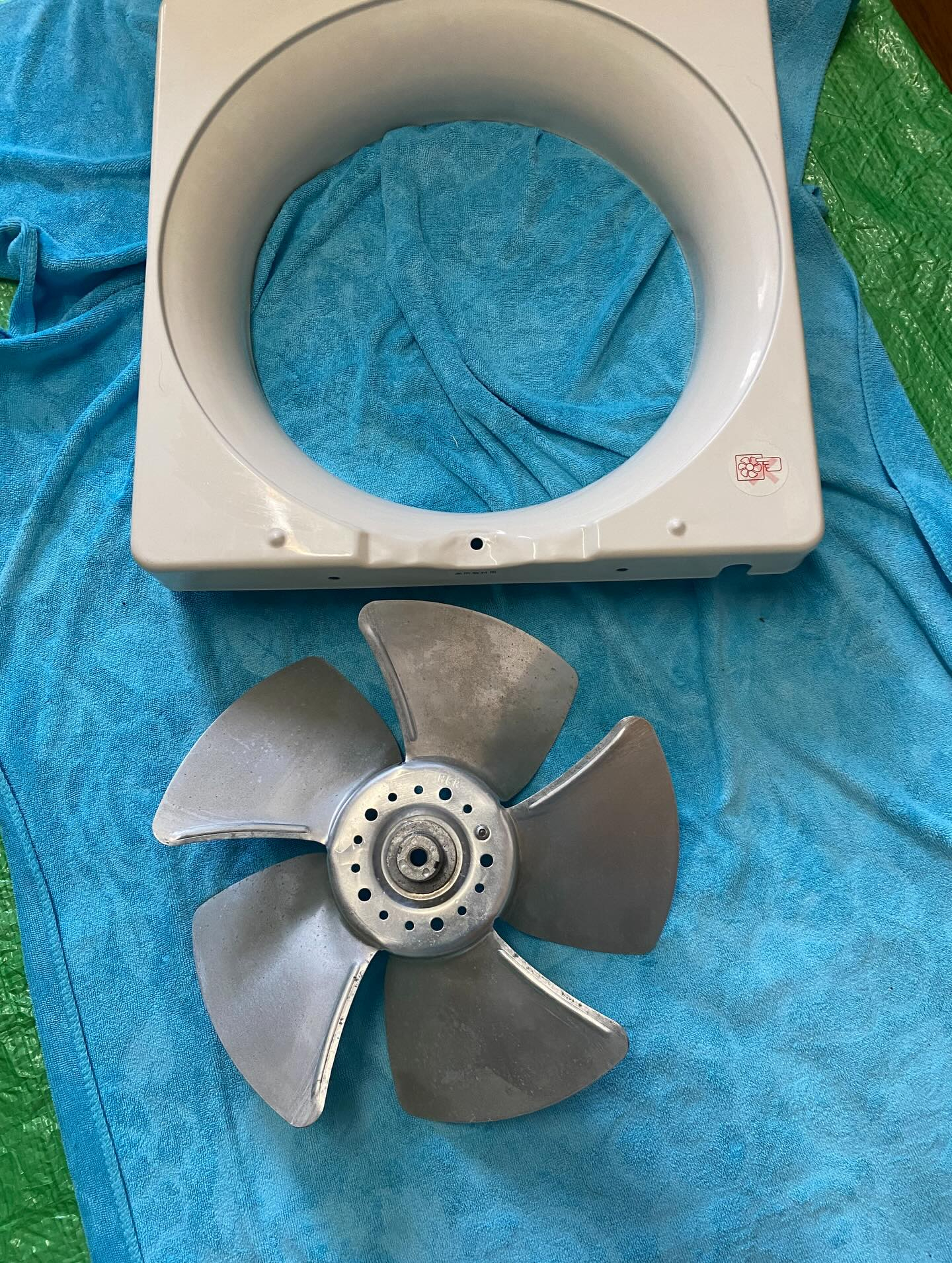 換気扇のお掃除ー!